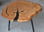 Dębowy stolik kawowy z żywicą epoksydową 