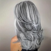 Peruka damska pofalowana szara siwa długa 24h PL