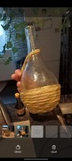 Butelka do wina w wiklinowym koszyku 1L