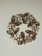 Broszka damska  okrągła , wieniec 