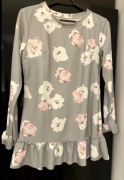 Szara sukienka w białe i różowe kwiaty