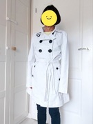 Biały płaszczyk z paskiem