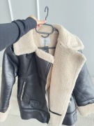 Ciepła krótka ekoskóra z kożuszkiem M House Nowa a Metka