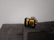 Laser Dewalt 360 samopoziomujący.