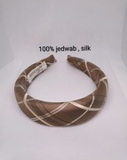 Jedwabna opaska dobrze trzymająca włosy 