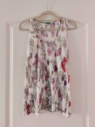 Letnia bawełniana bluzka w kwiaty na ramiączkach