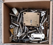 Elementy metalowe do mebli PRL 1,8 kg – zawiasy, zamki, okucia, retro