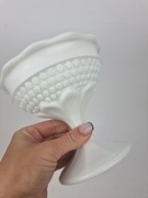 Pucharek kwiatek lattimo z falbanką szkło Vintage PRL 