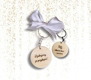 Drewniany brelok ślubny | Grawer | Podziękowanie dla gości