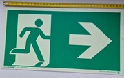 Wyjście ewakuacyjne w prawa, E105, naklejka fotoluminescencyjna