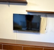 Telewizor Manta 42 cale z wieszakiem