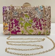 Kopertówka w kolorze rose gold z cekinami ze złotym łańcuszkiem