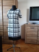 Sukienka na białym tle  czarna  kratka  40