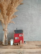 Drewniany domek czerwony dekoracja + dodatki