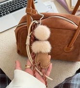 Zimowy brelok z mini–rękawiczka z pomponami