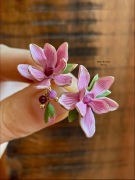 Kolczyki kraftowe magnolie z rubinem złote stalowe handmade