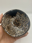 Podstawka na biżuterię ze złotym żłobieniem