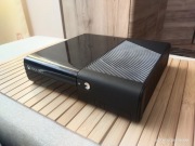 Konsola Xbox 360 e, bez dysku. Uszkodzony moduł zasilania. 