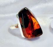 Pieścionek srebrny z bursztynem