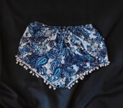 Niebiesko-białe krótkie spodenki