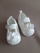 Atłasowe baletki z kwiatuszkiem na chrzest – ecru, rozm. 18 (11cm)