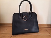 Czarna naramienna torebka Cosmopolitan