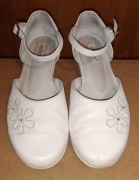 Białe eleganckie buciki na komunię uroczystość 32 eldam kwiaty