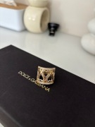 Złoty piękny pierścionek poszukiwany wzór 