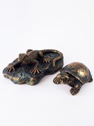 Jaszczurka na podstawce i żółw figurki patynowane