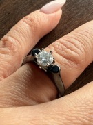 Czarny ceramiczny pierścionek z oczkiem