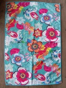 Dwie kolorowe ścierki kuchenne z kwiatami