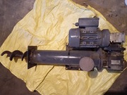 Podajnik ślimakowy z rurą i silnikiem