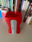 Stojak organizer na kredki długopisy itp w kształcie strugaczki. 