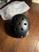 uniwersalny kask w kolorze czarny mat,  do jazdy na rowerze,deskorolce,