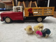 blaszany samochód China PRL z kurczakami lata 60