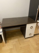 Biurko z 4 białymi szufladami 