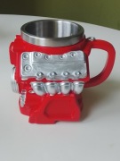 Kubek z silnikiem v 8.