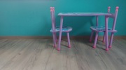 stolik z dwoma krzesłami