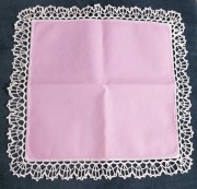 Serwetka lila fiolet robiona na szydełku nowa z białą koronką
