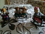 Kolekcja ozdobnych figurek lalek porcelanowych 