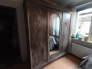 Antyczna (stara) szafa trzydrzwiowa z lustrem