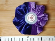 Aksamitna scrunchie średniej wielkości w odcieniach fioletu 