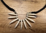 Amulet naszyjnik kły lisa kęsy 10 szt nowy rekodzi