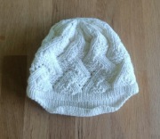 Czapeczka dziewczęca Veilo dziergana 