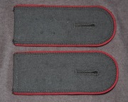 Zestaw naramienników  wojsk lądowych Niemieckiej Republiki Demokratycznej. 