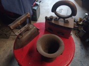 Dwa stare żelazka i moździeż