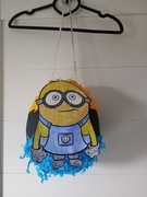 Piniata minionek wysokość 38 cm Obwód 70 cm