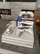 PS4 Pro Zestaw Imprezowy: 2x Oryginalny pad + 2x mikrofony nowe + 4 Gry