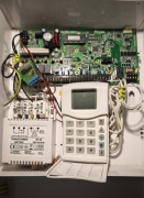 Centrala alarmowa Pyronix 832+ z klawiaturą +obudowa i 3 czujki ruchu.