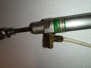 Siłownik pneumatyczny  z zaworami dławiąco zwrotnymi